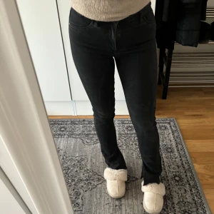 Svarta jeans med slits  - Svarta jeans med slits på insidan av byxan, jätte fina och bekväma byxor, storlek S passar mig perfekt 