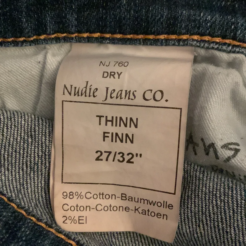 Säljer dessa jeans från Nudie | Modell: Thinn Finn | Skicket på jeansen är bra, några små trådar som sticker ut men inget som märks | Storleken på jeansen är 27/32 | Mitt pris: 399kr - Nypris: 1600kr. Jeans & Byxor.