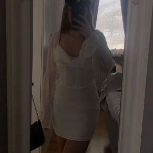 Studentklänning  - Säljer denna fina studentklänning (korsett i midjan) i storlek S🤍 aldrig använt då jag hittat en annan klänning! 