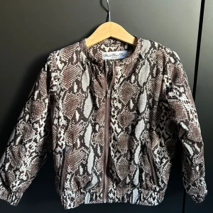 Jacka ormmönster - Jacka till barn från ”How to kiss a frog” storlek 5år