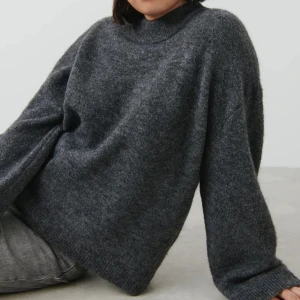 Stickad tröja  - Säljer min stickade tröja från Gina Tricot då den inte kommer till användning❤️