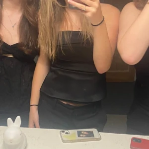 Bandeau topp - Super snygg topp med glansigt material, endast använd en gång och säljs inte längre 