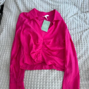 Rosa blus  - Oanvänd blus, prislappen kvar.  Storlek M men passar S. 