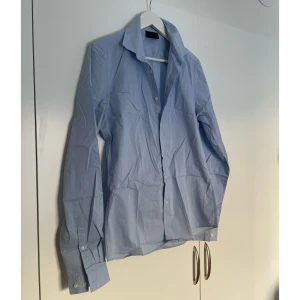 Skjorta - Skjorta från Asos i storlek M! Köparen står för frakten men kan även mötas upp i Uppsala, Knivsta eller Sigtuna! Tveka inte att fråga mig om något🩵