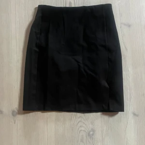 Kjol från Zalando - Bra skick, svart kjol med slits 