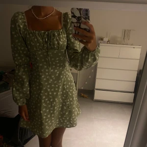 Shein klänning - Jätte gullig blommig klänning från shein i xs som inte kommer till användning💕 använd två gånger och är i fint skick
