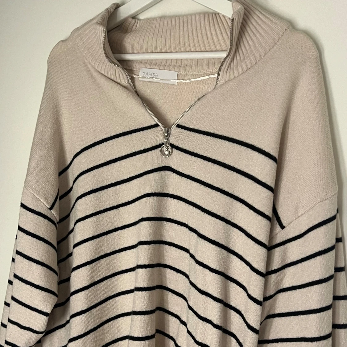 Beige-svartrandig stickad tröja 