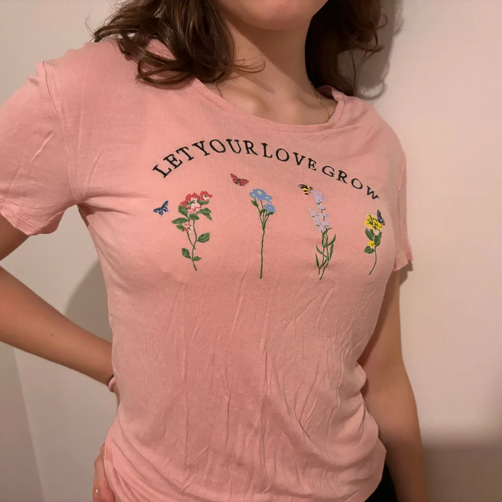 en tunn sommar T-shirt med blommor. Den kommer strykas inför posten:) Säljer då den inte kommer till användning längre.. T-shirts.