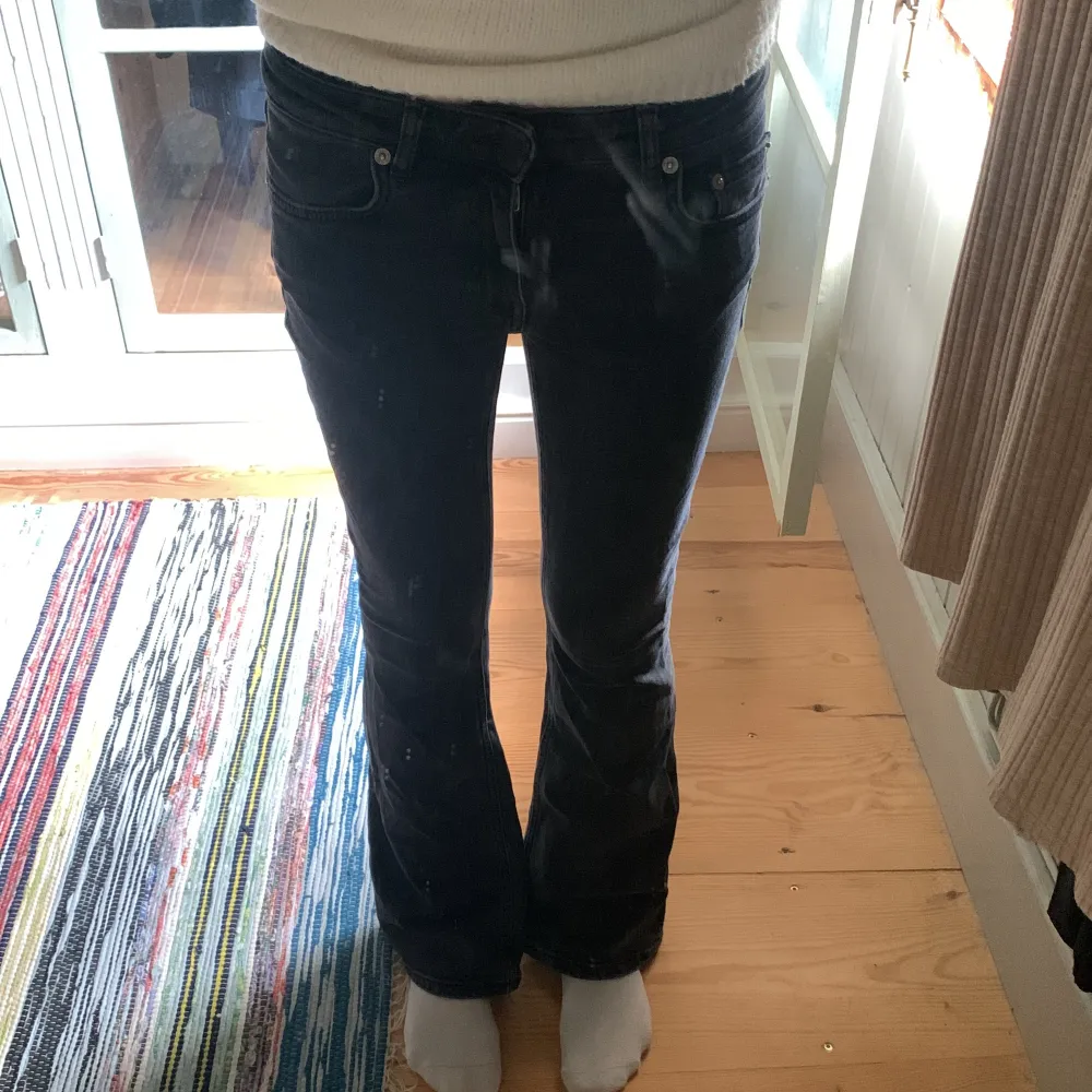 Lågmidjade bootcut jeans ifrån Lager 157 i full length stl xs. Färgen är svart/ lite gråaktig. Jag är 175 och innebenslängden är 90cm och 39cm rakt över midjan. 💕 100kr. Jeans & Byxor.