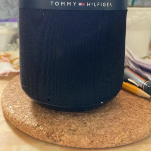 Tommy hilfiger högtalare  - Väldigt bra Högtalare med bra ljud o allting! Märke: Tommy Hilfiger