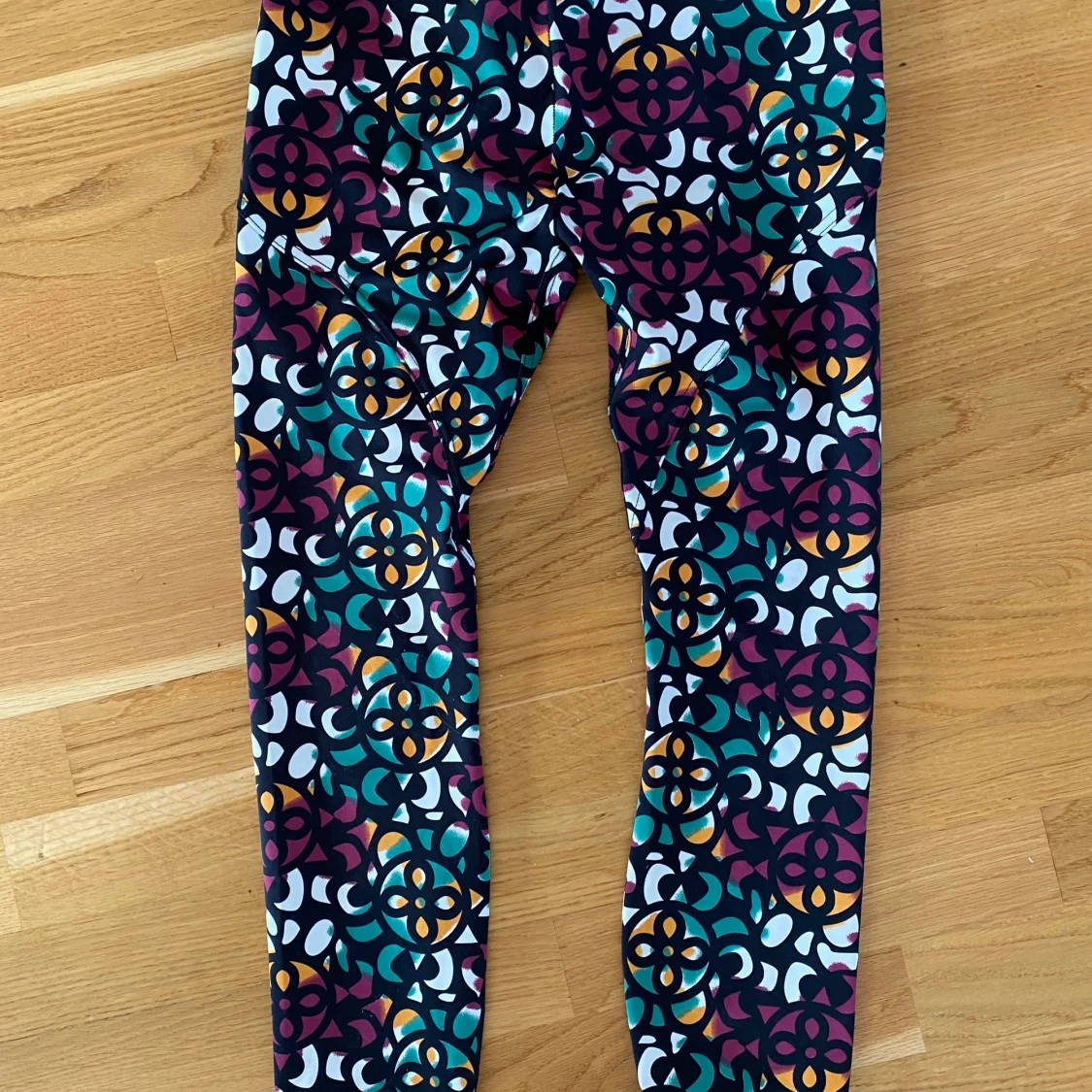 Mönstrade kortare träningstights / leggings i strl L från Freddy WR.UP - 90