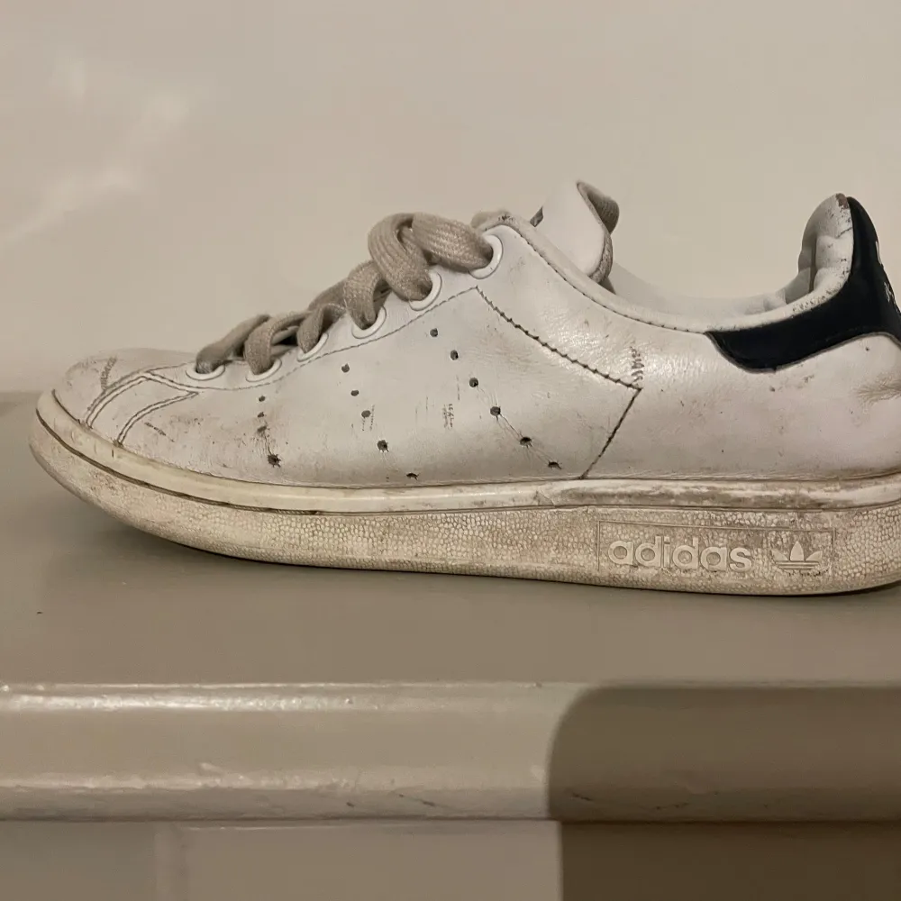 Jättesnygga mörkblåa stan Smith sneakers som tyvärr har blivit för små. Väl änvända med lite repor längst och smuts som jag tror går bort om man tvättar dem. Annars i bra skick ❤️säljer billigt då de är använda. Skor.