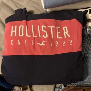 Ett matchande set med en hoodie från hollister och ett par sweatpants från stadium! Storlek S på hoodien och 34 på byxorna. Hoodien är dock mer som XS 