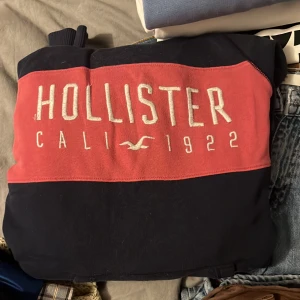 Hollister-hoodie och stadium sweatpants - Ett matchande set med en hoodie från hollister och ett par sweatpants från stadium! Storlek S på hoodien och 34 på byxorna. Hoodien är dock mer som XS 