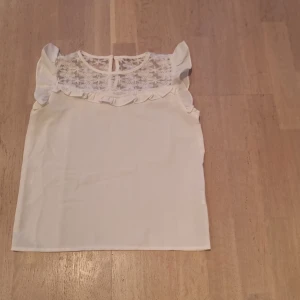 Blus - En ben vit blus med spets. Som i ny skick  