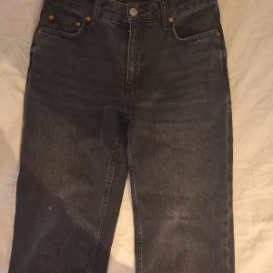 Low waist straight jeans - Svarta Lågmidjade raka byxor från Gina Tricot. Lite för korta på mig som är 174 cm. I storlek 32. En liten defekt på höger ben en bit över knäet se på bild 2. Sparsamt använda. Kontakta mig innan köp för mått. Priset kan diskuteras. 😊💕 Nypris: 500 kr