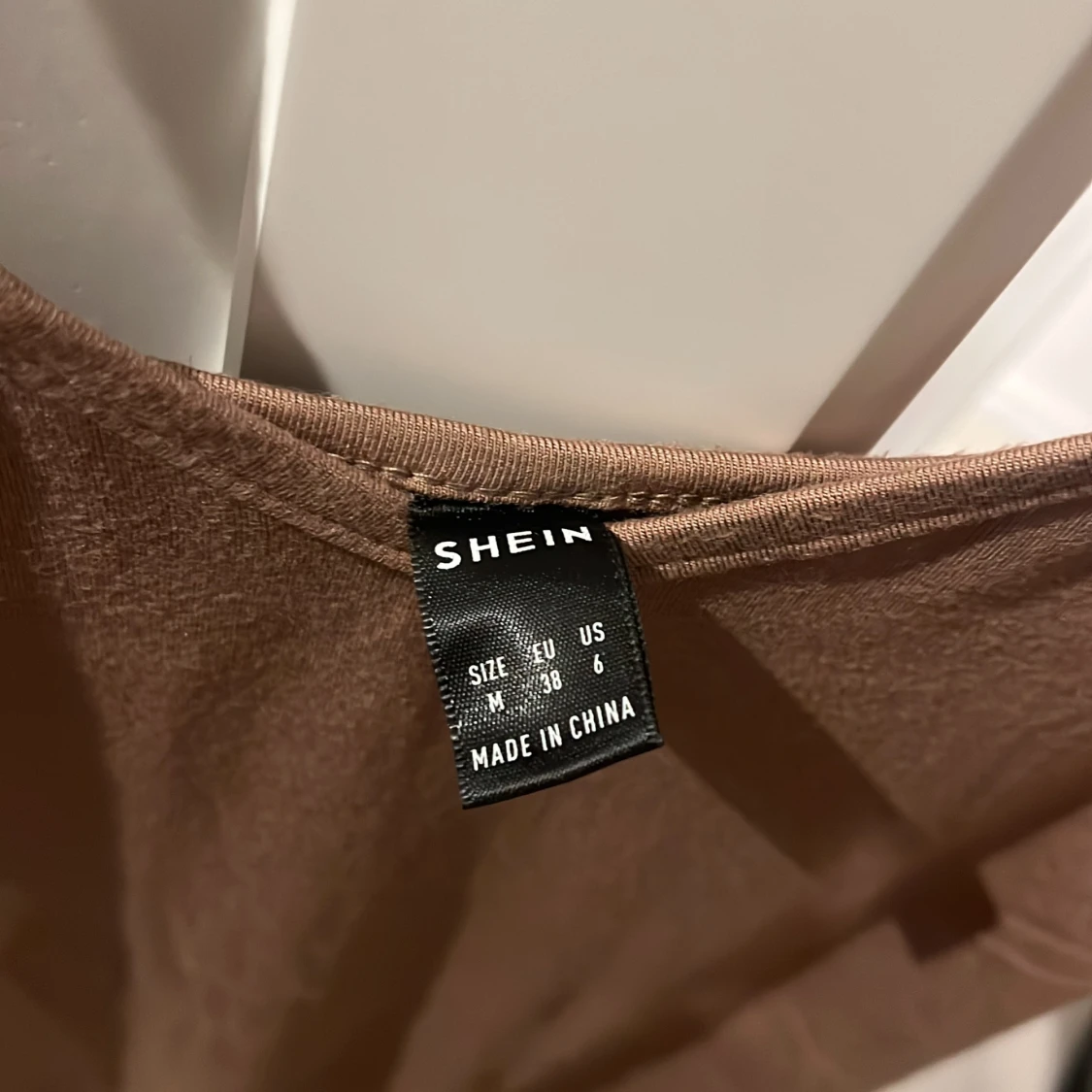 Midiklänning i brunt - 90