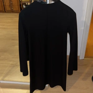 klänning ifrån kappahl🩷 - svart klänning ifrån kappahl som går att klä upp och ned🩷 dragkedja i ryggen och utsvänga ärmar, och klänningen är i storlek M🩷 superbra skick och inga defekter