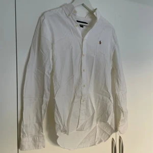 Skjorta - Fin skjorta från ”Ralph Lauren” i storlek M! Köparen står för frakten men kan även mötas upp i Uppsala, Knivsta eller Sigtuna! Tveka inte att fråga mig om något🤍