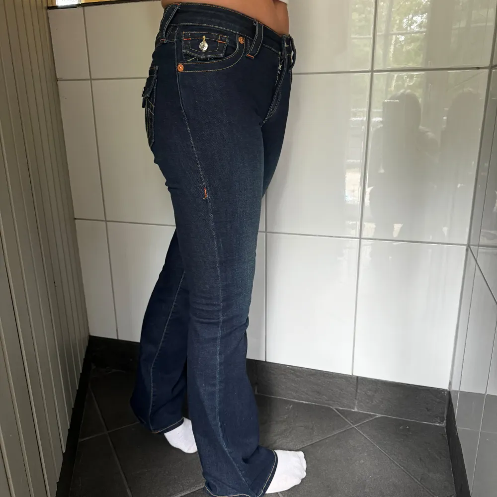 Nya true religion jeans i storlek 26w, säljer pågrund av att dom är lite trånga för mig. Är 170 och är nästan lite långa på mig. . Jeans & Byxor.