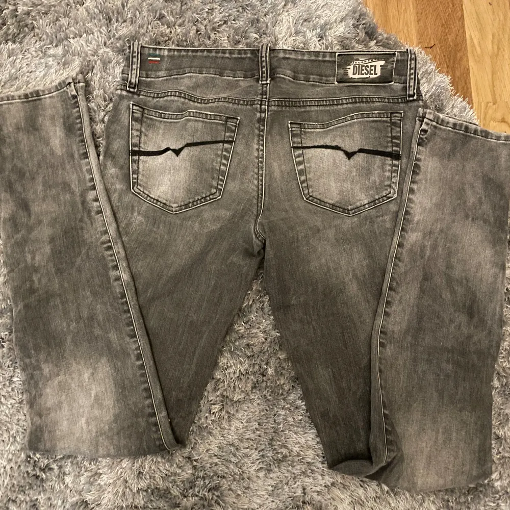 Säljer mina diesel jeans då de tyvärr var för stora. De är low waist och har super snygga detaljer på fickorna.💕 Midjemåttet är 38 cm. Kontakta gärna om ni har några frågor!💓. Jeans & Byxor.