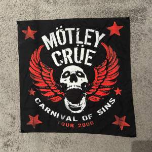 Mötley Crüe Carnival Of Sins Tour Flagga!⚡️💀🔥  Från Touren: Carnival Of Sins -06 Size: 53x53cm Skick: Varit med i runt 18år men MYCKET liv kvar! Pris: 399kr Köparen står för eventuell frakt! /KB