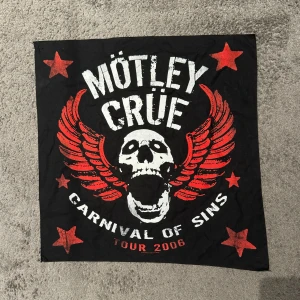 Mötley Crüe COS Tour flagga -06 - Mötley Crüe Carnival Of Sins Tour Flagga!⚡️💀🔥  Från Touren: Carnival Of Sins -06 Size: 53x53cm Skick: Varit med i runt 18år men MYCKET liv kvar! Pris: 399kr Köparen står för eventuell frakt! /KB