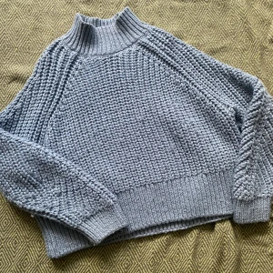Blå stickad tröja HM - Jättefin till hösten, står storlek L men passar S