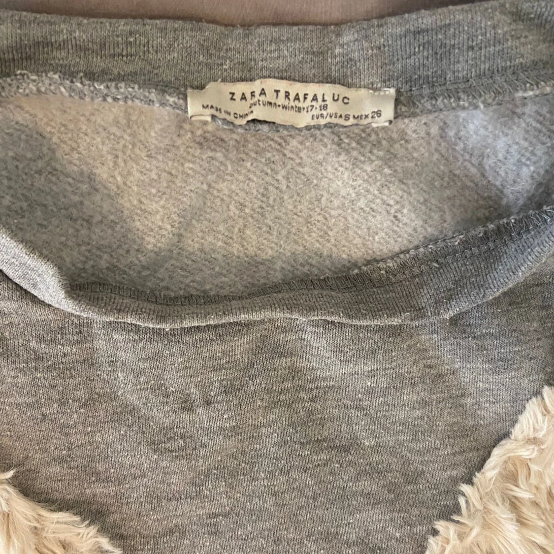 Grå tröja från Zara Trafaluc med fluffiga detaljer - 91