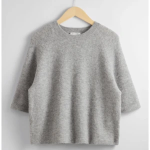 Stickad T-shirt  - Säljer denna fina stickade T-shirt från &otherstories då den inte kommer till användning ❤️