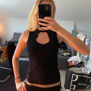 Svart topp - Svart topp med superfina detaljer. Skönt material! Står storlek M men skulle säga att den passar allt mellan xs-m.