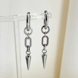 Handgjorda örhängen  - Handgjorda örhängen●Följ :@ekjewelryofficial🤲 ● 💎Material- 100% rostfritt stål ●Örhängeskrokar -rostfritt stål. Nickel fri. Längd -5,5cm. Vattentåliga, ändrar inte färgen! 