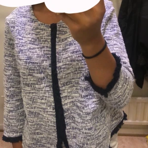 Kofta med trekvartslånga armar - Ingen användning  Bra skick  Storleken är 44 men passar perfekt mig som har S!!