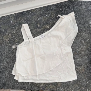 Jättegullig sommartopp från Zara! - Säljer denna topp i storlek 13-14, skulle säga att den motsvarar en Xs-S. Skicket är toppen då den aldrig använts.