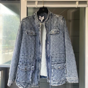 Blå jeansjacka - Blå jeansjacka med vit mudd på insidan.  Köpt på Raglady och aldrig använd.  Storlek L. 