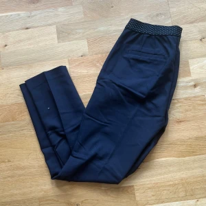 Kostymbyxor Zara - Snygga kostymbyxor från Zara 💖 Kontakta mig vid intresse och tveka inte med att ställa frågor🥰