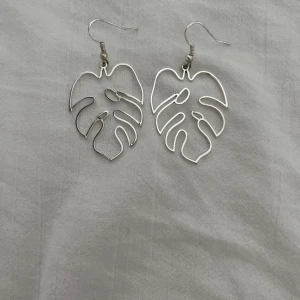 Sliver örhängen  - Ca 3 cm långa och 2 cm breda. Passar till de mesta. Bra kvalite, har använt dem typ 1 gång.