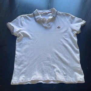 Moncler pike vit - Säljer min moncler pike vit. Använd ett par få tal gånger. Helt fläck fri skick 9/10 skulle jag säga. Pris kan diskuteras vid snabb affär.