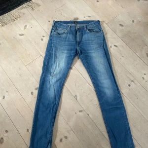 Blå lee jeans  - Blå lee jeans i slim modell, använta ett fåtal gånger, pris går att diskutera 