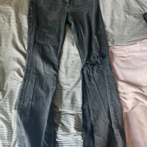 Svarta Gina jeans - Säljer då dom sitter tajt upp till. Men annars jätte fina. Älskar dom 