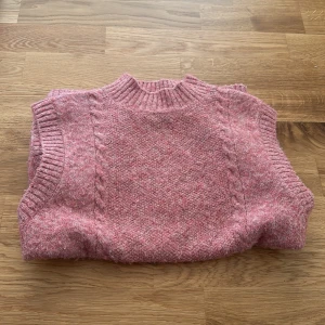 Stickad väst - Gammelrosa stickad väst från Only, använd men i bra skick! Storlek S