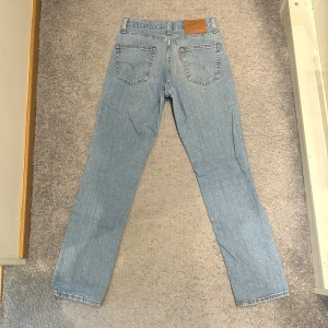 Levis 511 jeans i ljusblå färg - Säljer ett par Levis 511 jeans i ljusblå färg. De är i bra skick och har en klassisk femficksdesign med dragkedja och knapp. Perfekta för vardagsbruk och kan matchas med nästan vad som helst. Passar både till sneakers och kängor.