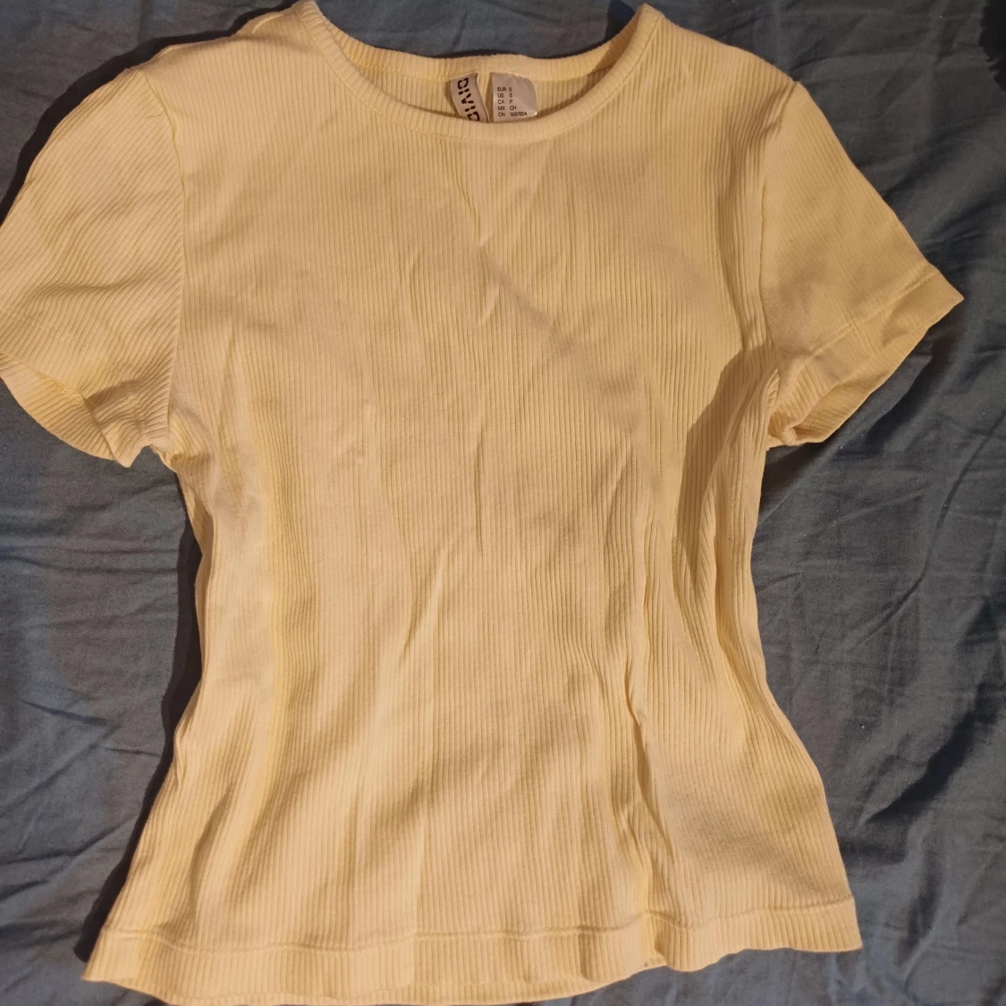 Gul ribbad t-shirt från Divided