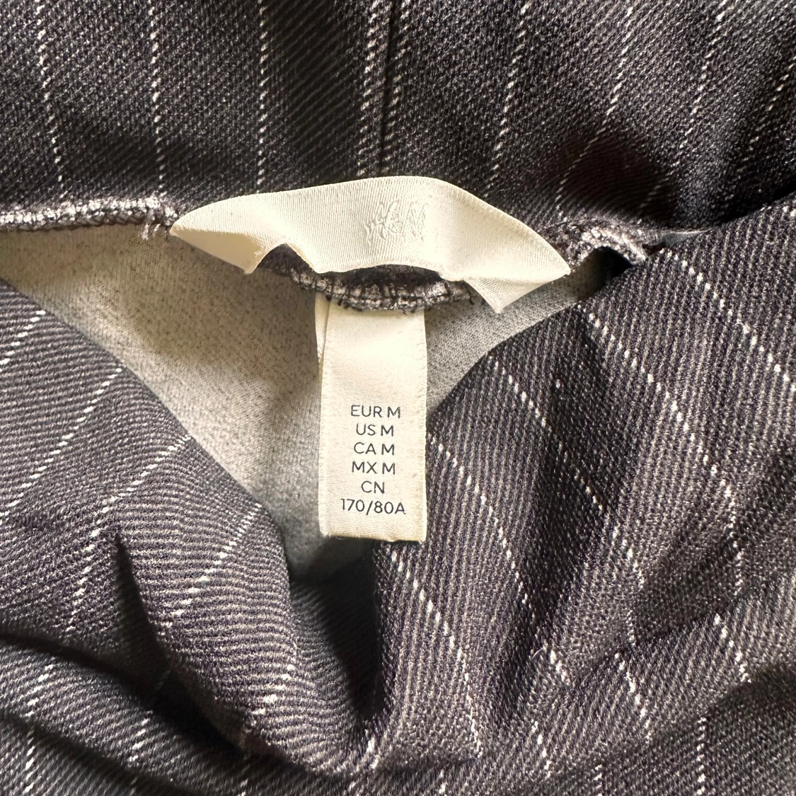 Svarta randiga kostymbyxor i storlek M - 90