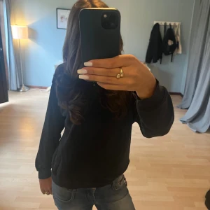 Svart sweatshirt  - Säljer denna sweatshirten så den är för liten för mig! Finns täcken på användning💕