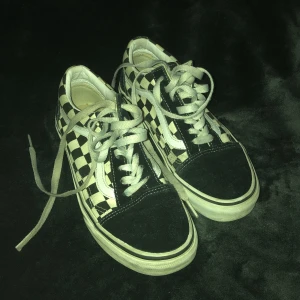 Vans skor - Säljer dessa skor som jag brukade använda förra året, passar ej längre. Lite smutsiga men man kan tvätta.