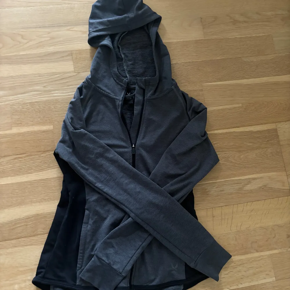 Säljer en grå hoodie från SOC i storlek xxs. Den har en dragkedja framtill och en praktisk huva. Materialet är mjukt och bekvämt, perfekt för träning eller vardagsbruk. Jackan har långa ärmar och en tajt passform. Jackan har både innerfickor och dragkedjsfickor på utsidan. Den är i bra skick och redo för en ny ägare!. Jackor.