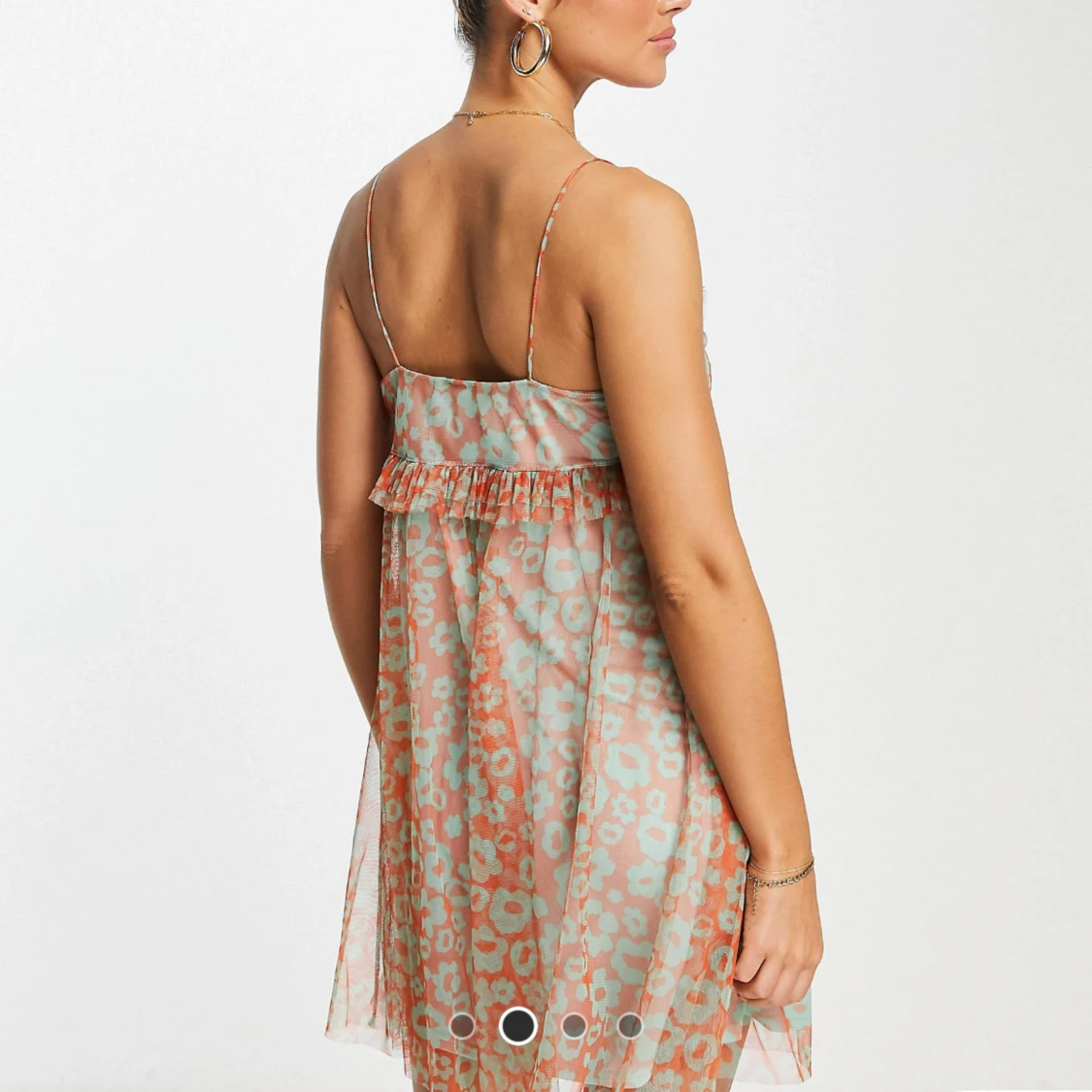 Kortklänning med leopardmönster och volangdetaljer - 2