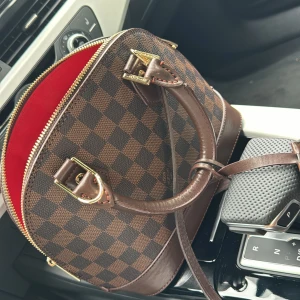 Väska - DM för info