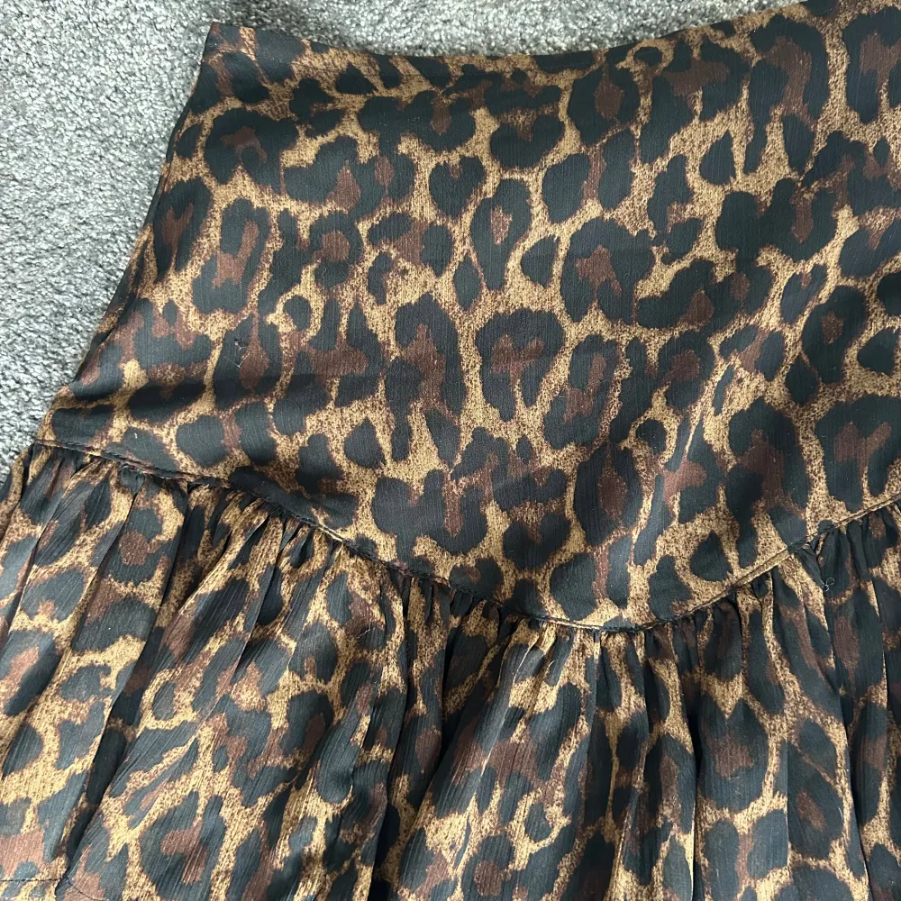 Super snygg leopard kjol ifrån asos i storlek 36! Nästan aldrig använd . Kjolar.